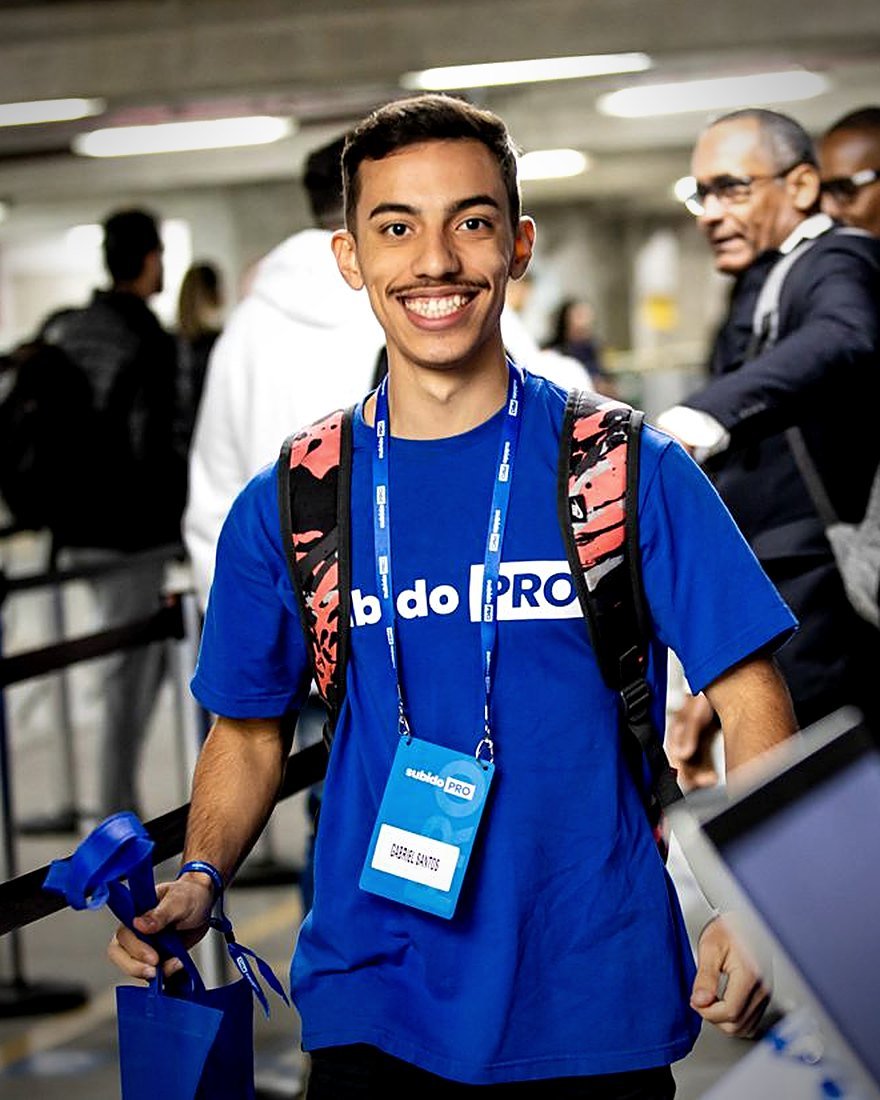 Gabriel, fundador da Germanus & Co., com a camiseta do Subido PRO